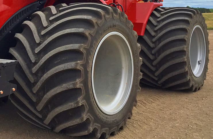 De Goodyear Optitrac LSW (Low Side Wall) met maat 1400 / 50R32 moet een alternatief zijn voor tracks of dubbellucht. - Foto: Goodyear