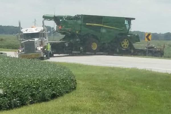 John Deere werkt aan nieuwe maaidorsers. Dat blijkt uit deze foto, waarop een testmachine te zien is. - Foto: Profi