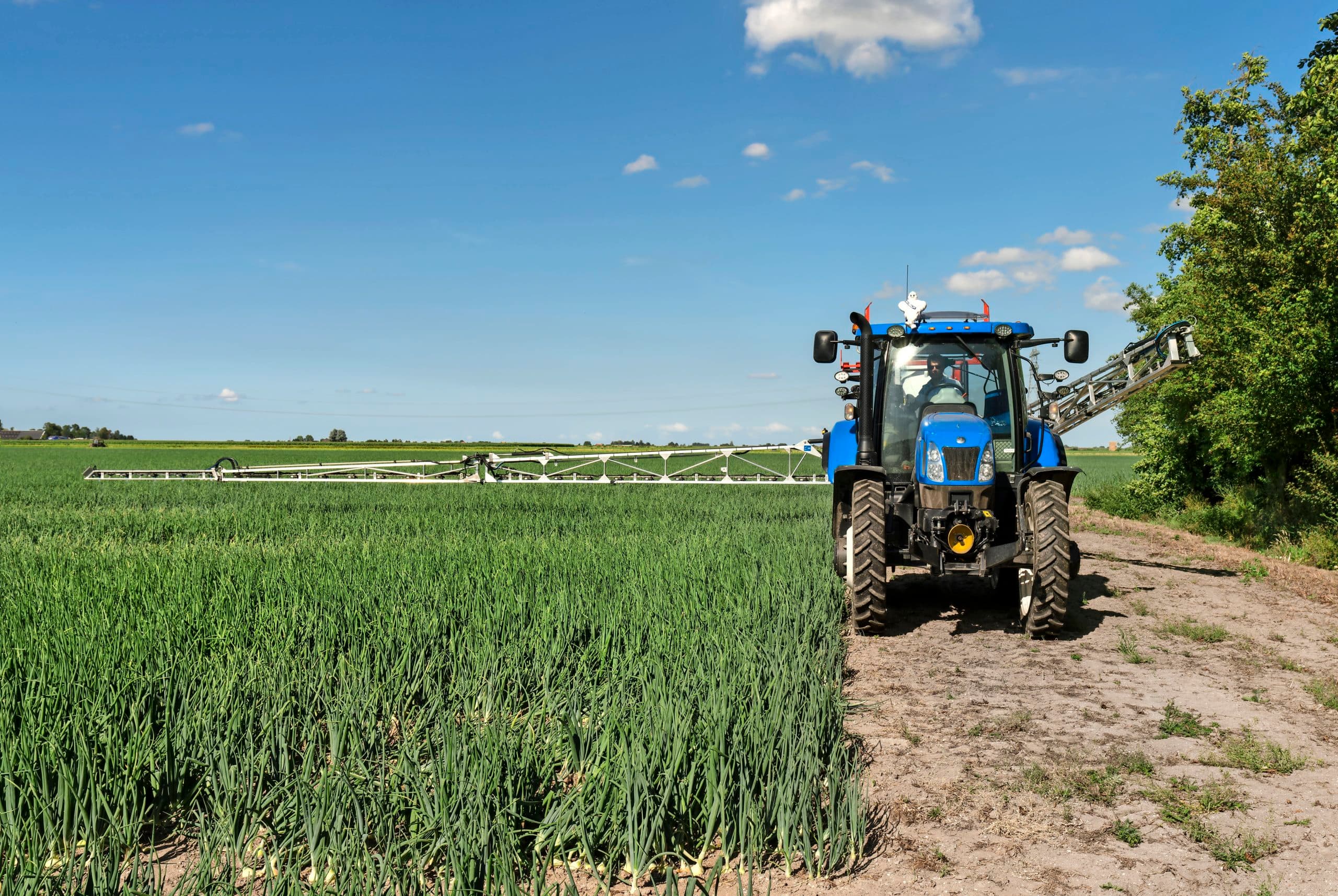 De bomen zijn onafhankelijk inklapbaar. Een pre in de polders en bij bollentelers, waar vaak met erg smalle kopakkers wordt gewerkt.  - Foto's: Ruud Ploeg