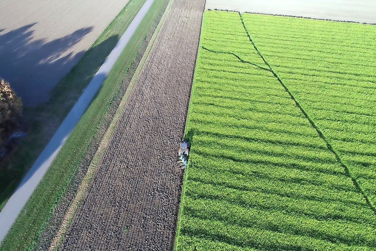 Ploegen is mooi werk, vooral nu alles zo voorspoedig verloopt. Al is het volgens Beije wel opletten geblazen, want een verstopping is soms heel plotseling mogelijk.