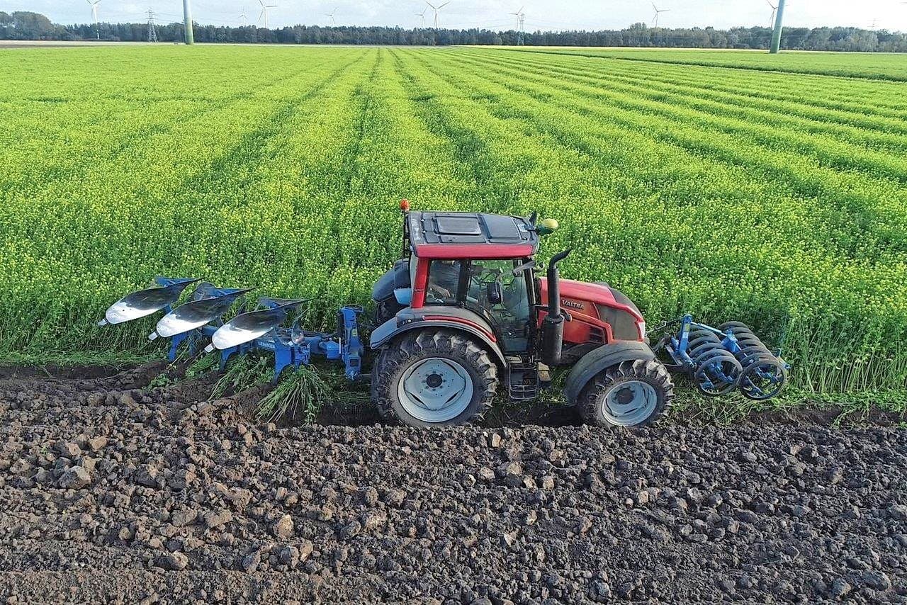 Het is een simpele methode om de massa er in een werkgang onder te krijgen, al zou de vorenpakker iets breder mogen zijn om het strookje tussen voorwiel en de vorenpakker ook mee te nemen.