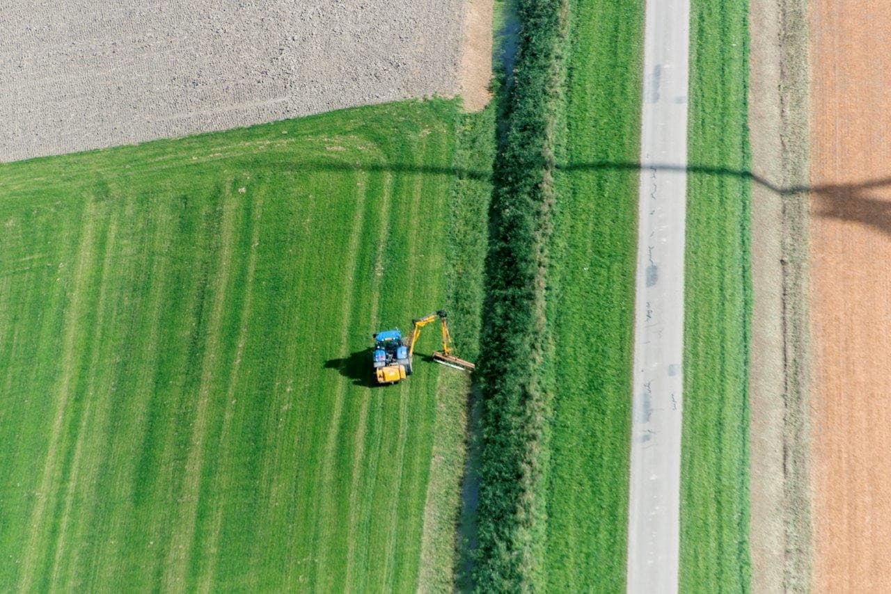 Bij Lelystad is een oude methode van bietenrooien te zien, een 6-rijige Kuiken zelfrijdende voorraadrooier. Deze legt de gerooide bieten netjes in rijen om ze later te kunnen laden. - Foto's: Sytze Bakker