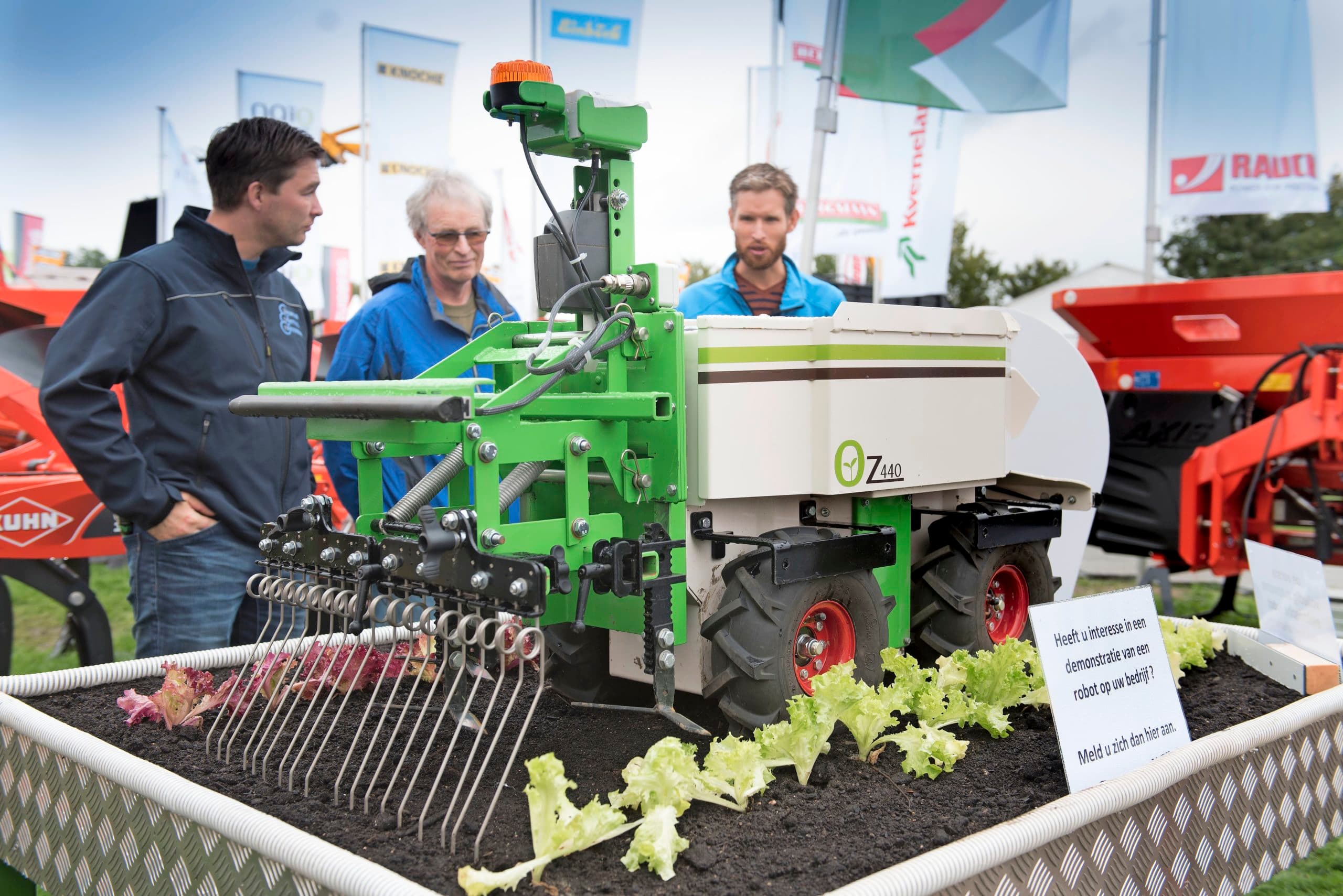 Op de ATH-beurs in september was een robot te zien die 8 uur lang mechanisch onkruid kan bestrijden. - Foto: Mark Pasveer