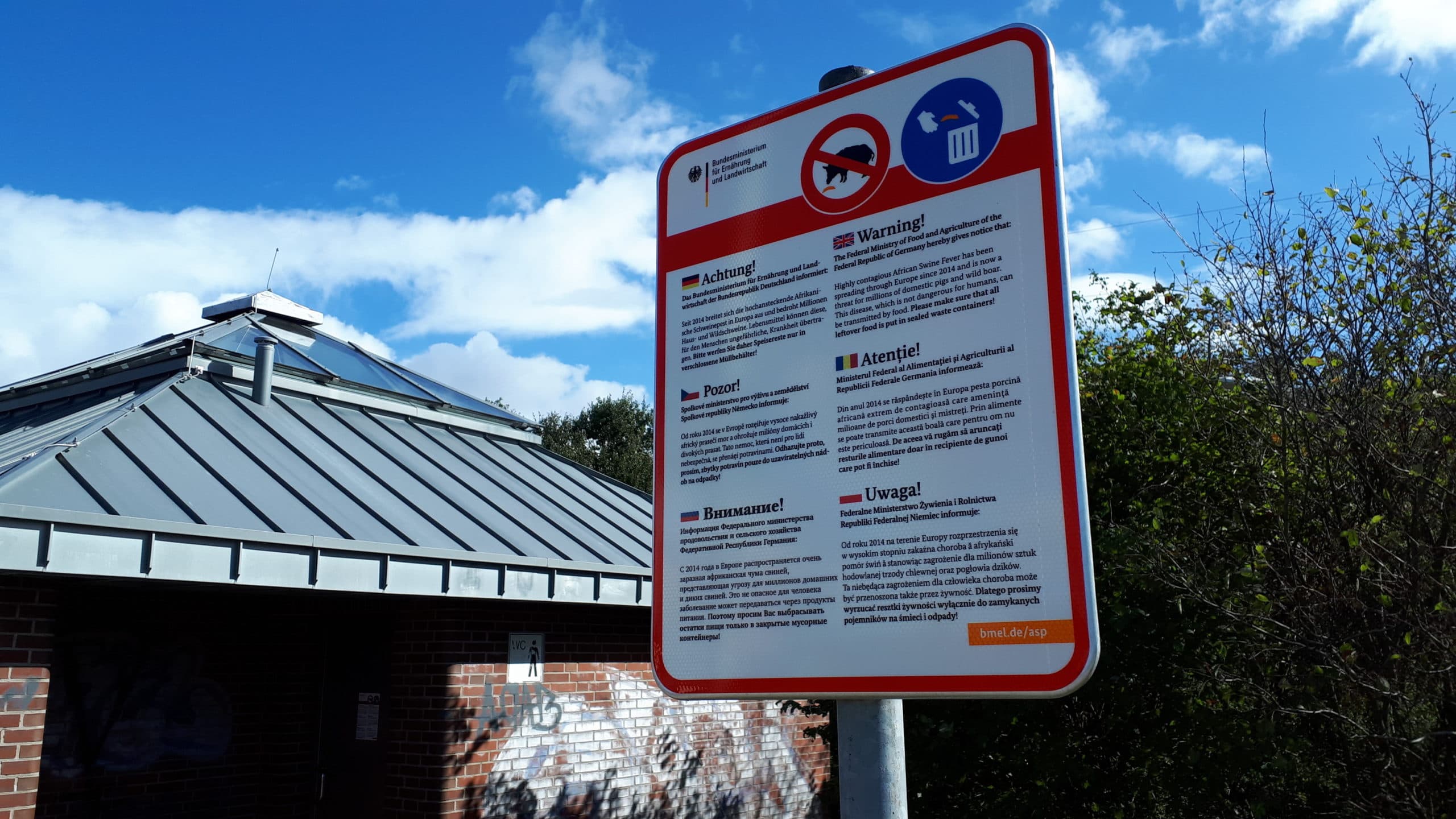 Op parkeerplaatsen langs Duitse snelwegen staan waarschuwingsborden om geen etensresten weg te gooien. POV pleit ervoor om dit ook langs Nederlandse snelwegen te plaatsen. - Foto: Judith Waninge