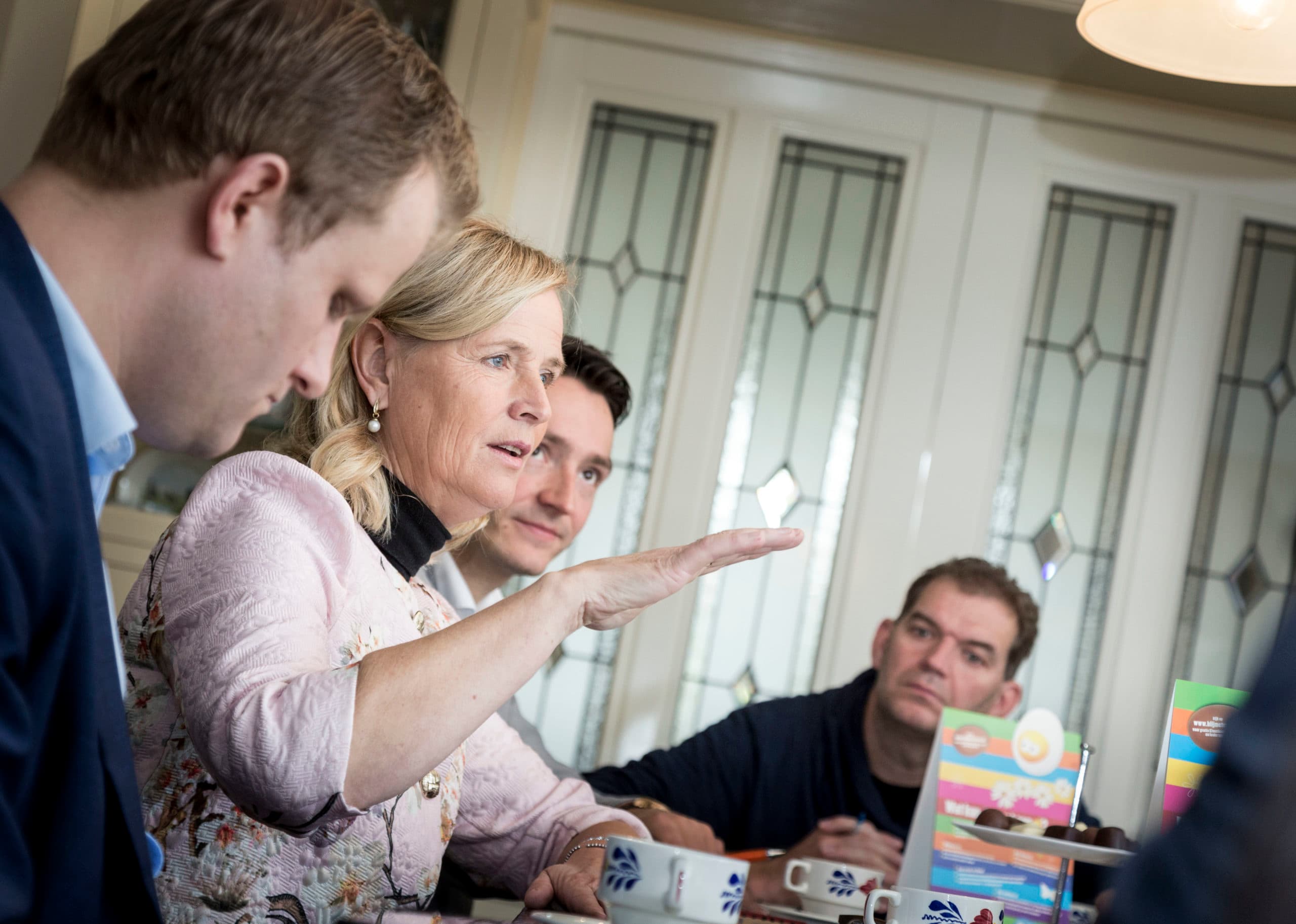 Europarlementariër Annie Schreijer-Pierik op bezoek bij een pluimveehouder om over heikele onderwerpen in de pluimveesector te spreken. - Foto: Bart Nijs