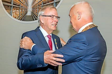 Ab Jansen krijgt de koninklijke onderscheiding van burgemeester Asje van Dijk. - Foto: Jansen Poultry Equipment