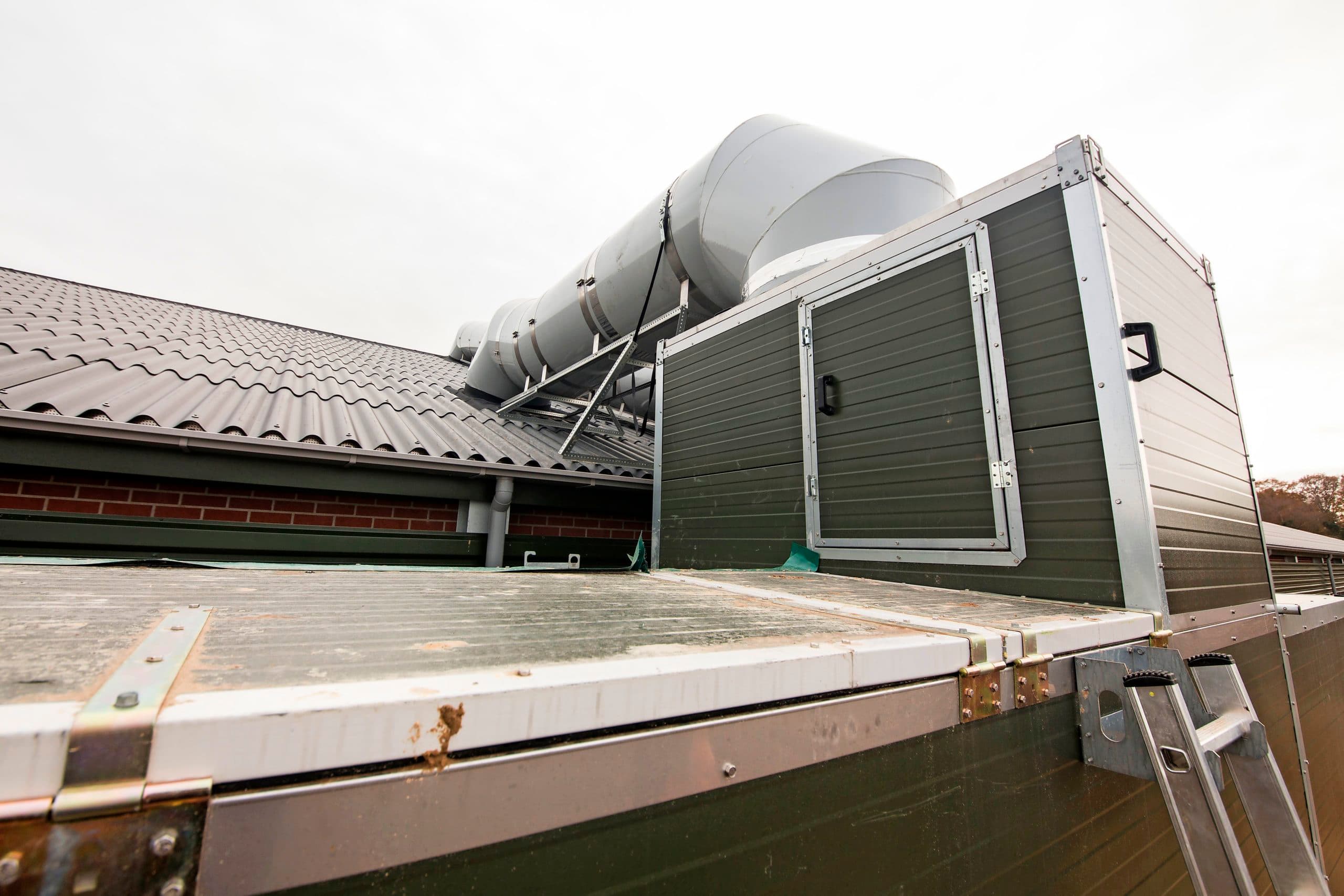 Met een warmtewisselaar kan de fijnstofemissie van een vleeskuikenstal tot 50% gereduceerd worden.