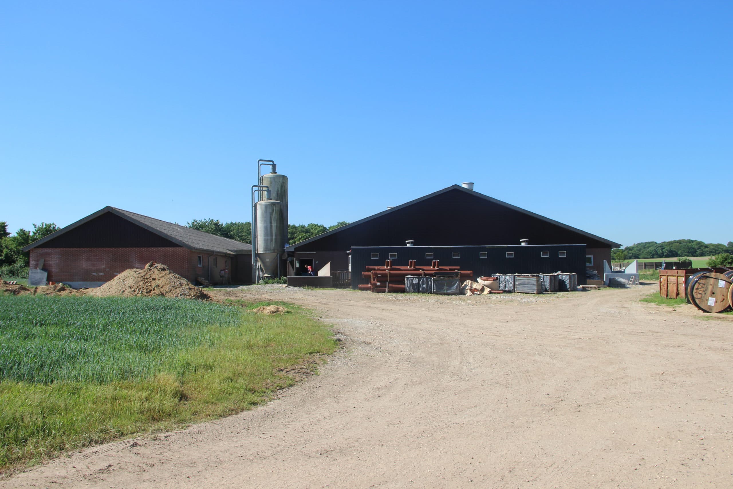 De Deen Jørgen Berth heeft op enkele kilometers van zijn thuislocatie een tweede bedrijf met 2.250 varkensplaatsen, met biggen van 7 kilo tot slachtrijpe varkens. Daar renoveert hij de stallen en maakt deze emissiearm volgens zijn eigen filosofie.