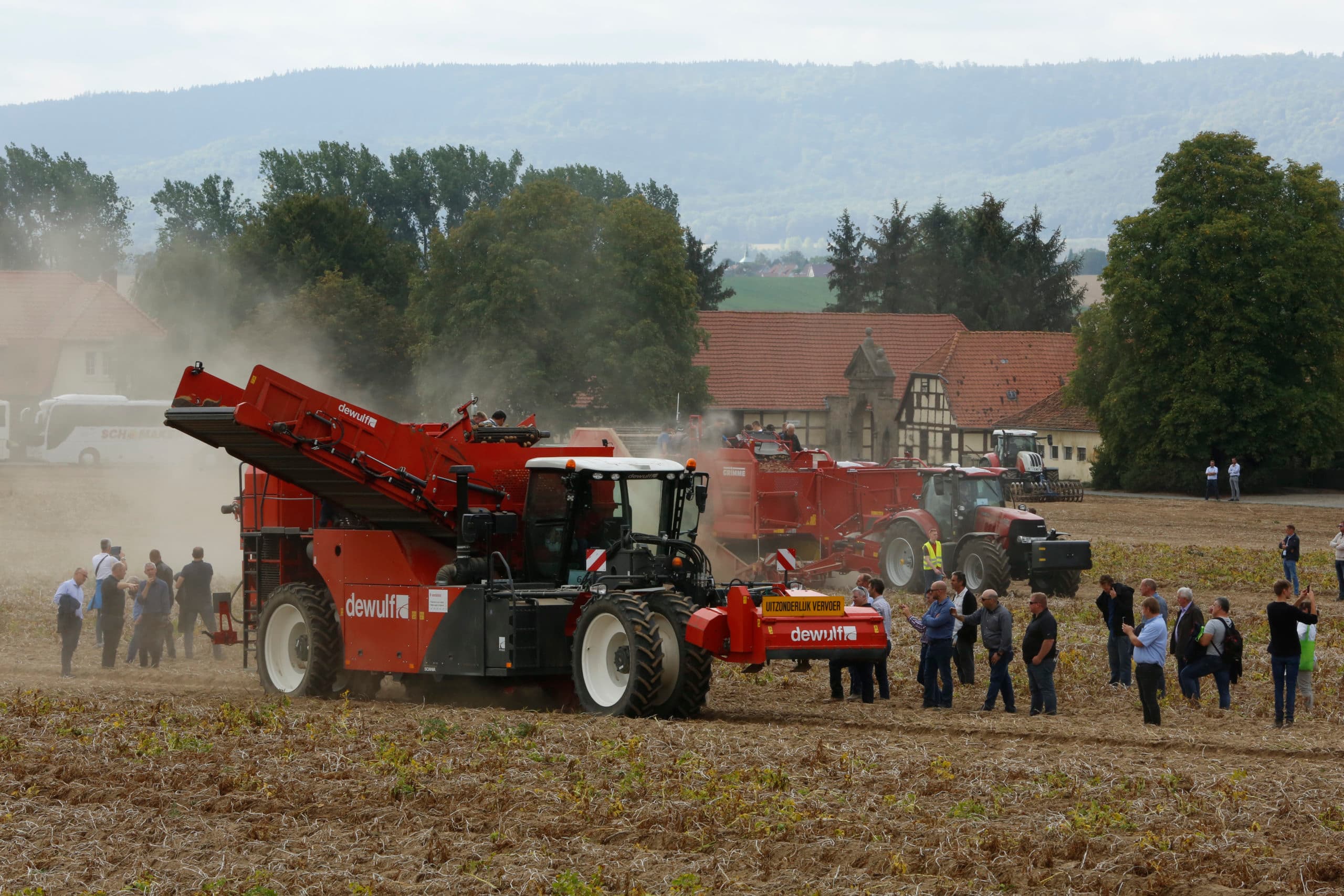 De machinedemonstraties zijn een belangrijke trekker van de beurs Potato Europe. Ondanks het bevochtigen van het demoterrein met giertanks had het publiek soms wat hinder van het stof. - Foto's: Henk Riswick
