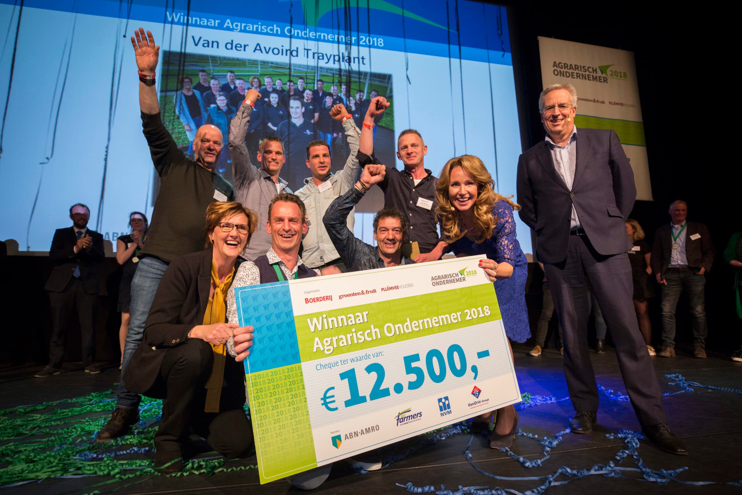 Kweker Peter van der Avoird en zijn team tijdens de uitreiking van de prijs voor Agrarisch Ondernemer 2018. Rechts staat juryvoorzitter Marc Calon met naast hem dagvoorzitter Helga van Leur. - Foto: Koos Groenewold