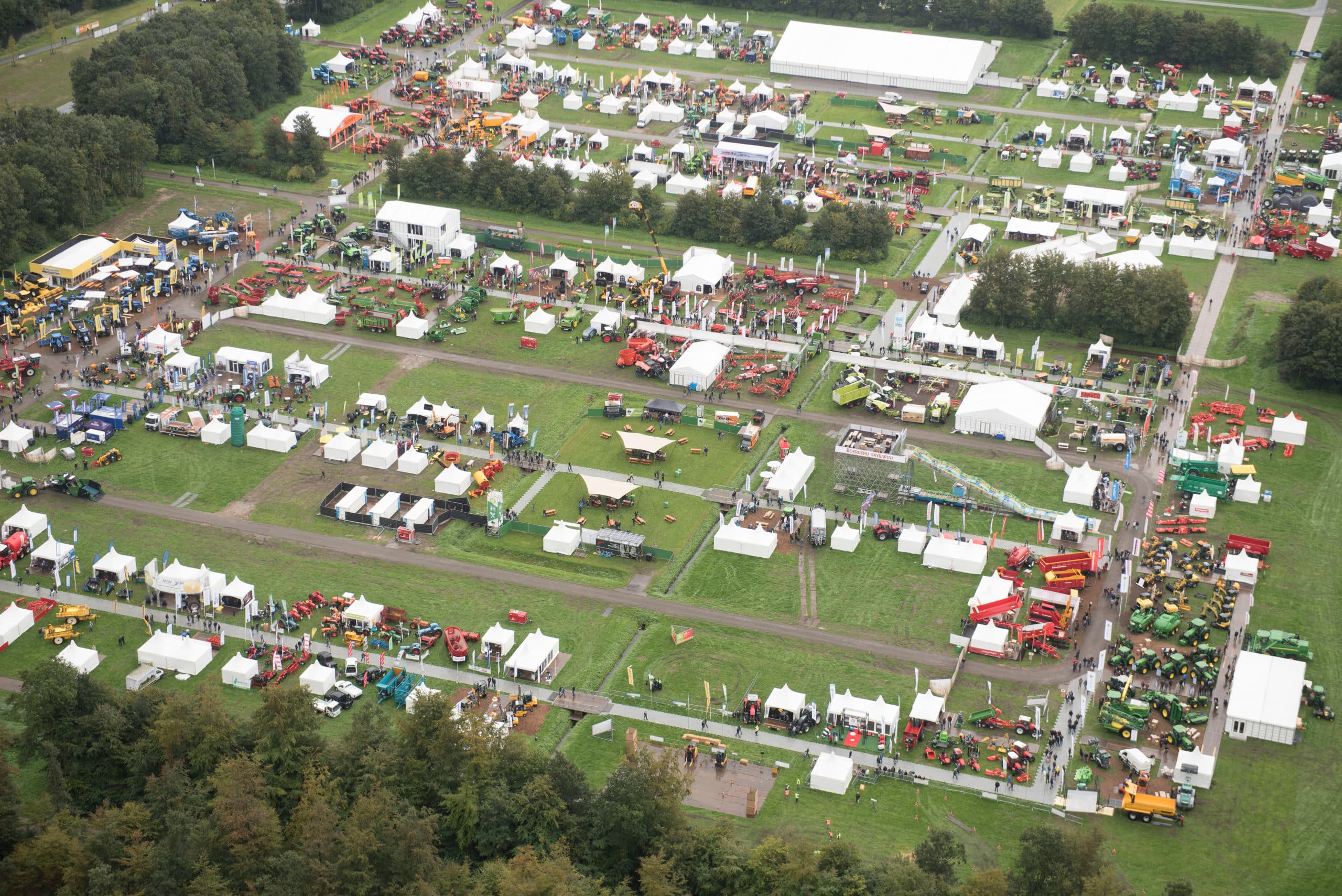 Het terrein van de vijfde editie van de ATH is dit jaar verdeeld over 2 velden. De beurs heeft hierdoor een knussere sfeer. - Foto: Mark Pasveer