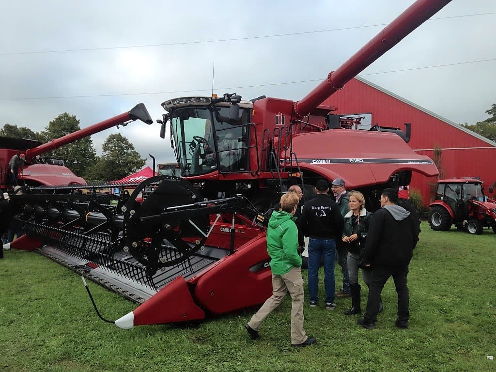 Spuitenfabrikant Damman probeert ook in Canada voet aan de grond te krijgen. Op de bedrijfsstand stond een machine uit de Profi Class, die al een seizoen draait bij een grote aardappelteler in Ontario. Dit is een 6-wielige machine met een tankinhoud van 11.000 liter en 36-boom met luchtondersteuning. Het totale gewicht is - met volle tank - 26 ton.