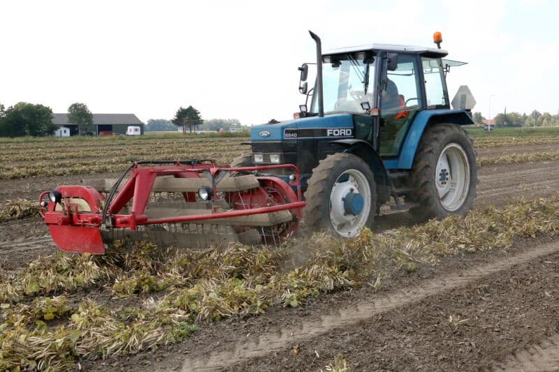De bovenkant van de dorstrommel wordt afgesloten door een halfrond deksel, bevestigd aan de onderkant van de tank. Doordat de tank wordt gelost door hem te kiepen, kan meteen de vrijgekomen dorstrommel worden geïnspecteerd.