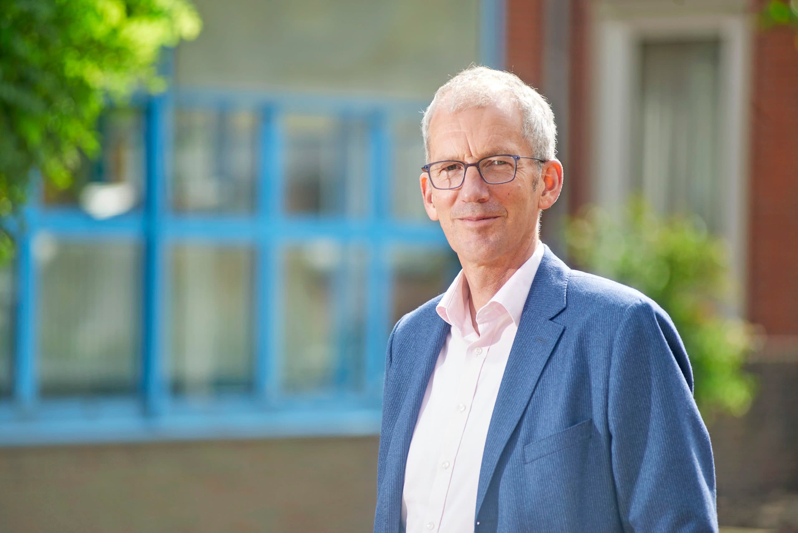 Johan van Arendonk (59) is hoofd Innovatie & Onderzoek bij Hendrix Genetics. Voor hij in 2016 bij de fokkerijorganisatie aan de slag ging, was hij 15 jaar hoogleraar Fokkerij en Genetica bij Wageningen UR. - Foto: Van Assendelft Fotografie