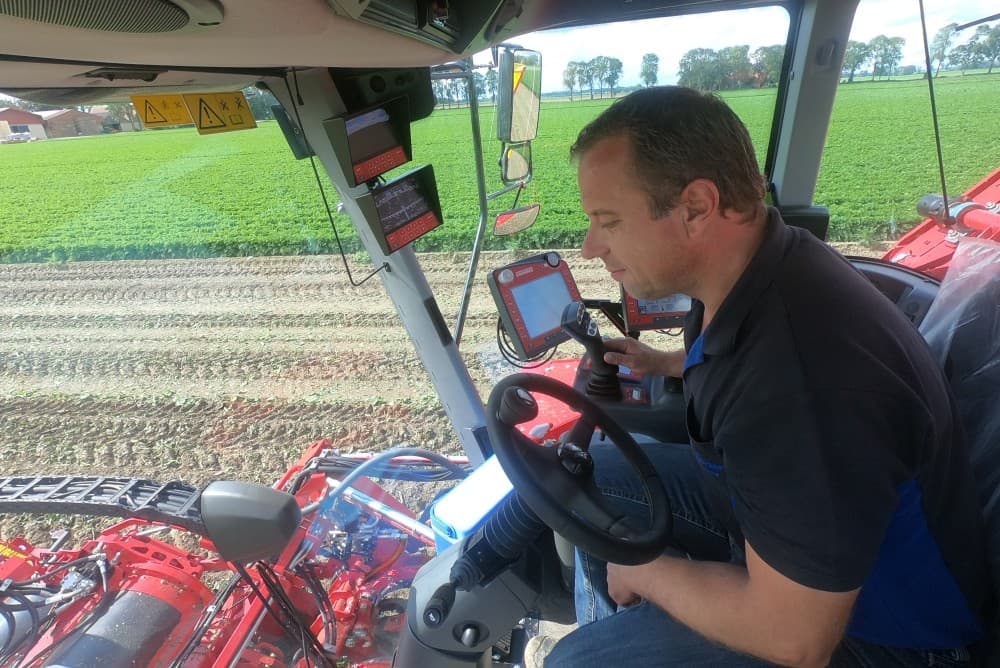 Samen met Erwin Koopman en medewerker Fokke de Boer van Van Unen bekijkt De Gorter of de ontbladeraar goed is afgesteld.