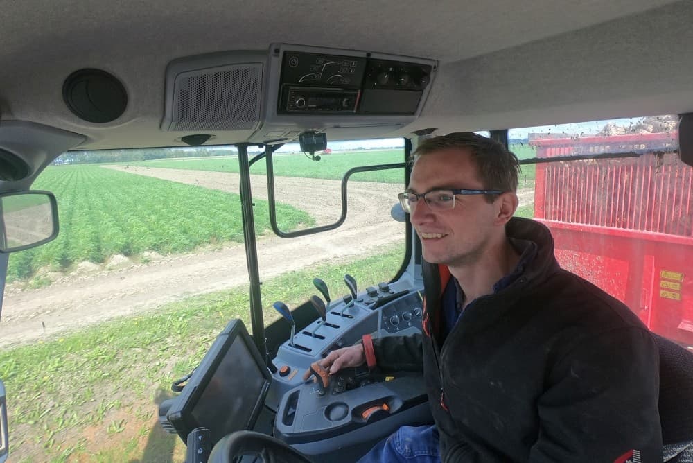 Chauffeur op 1 van de 2 nieuwe Grimme Maxtron 620 rooiers van loonbedrijf van Unen uit Emmeloord is zzp er Jan de Gorter.