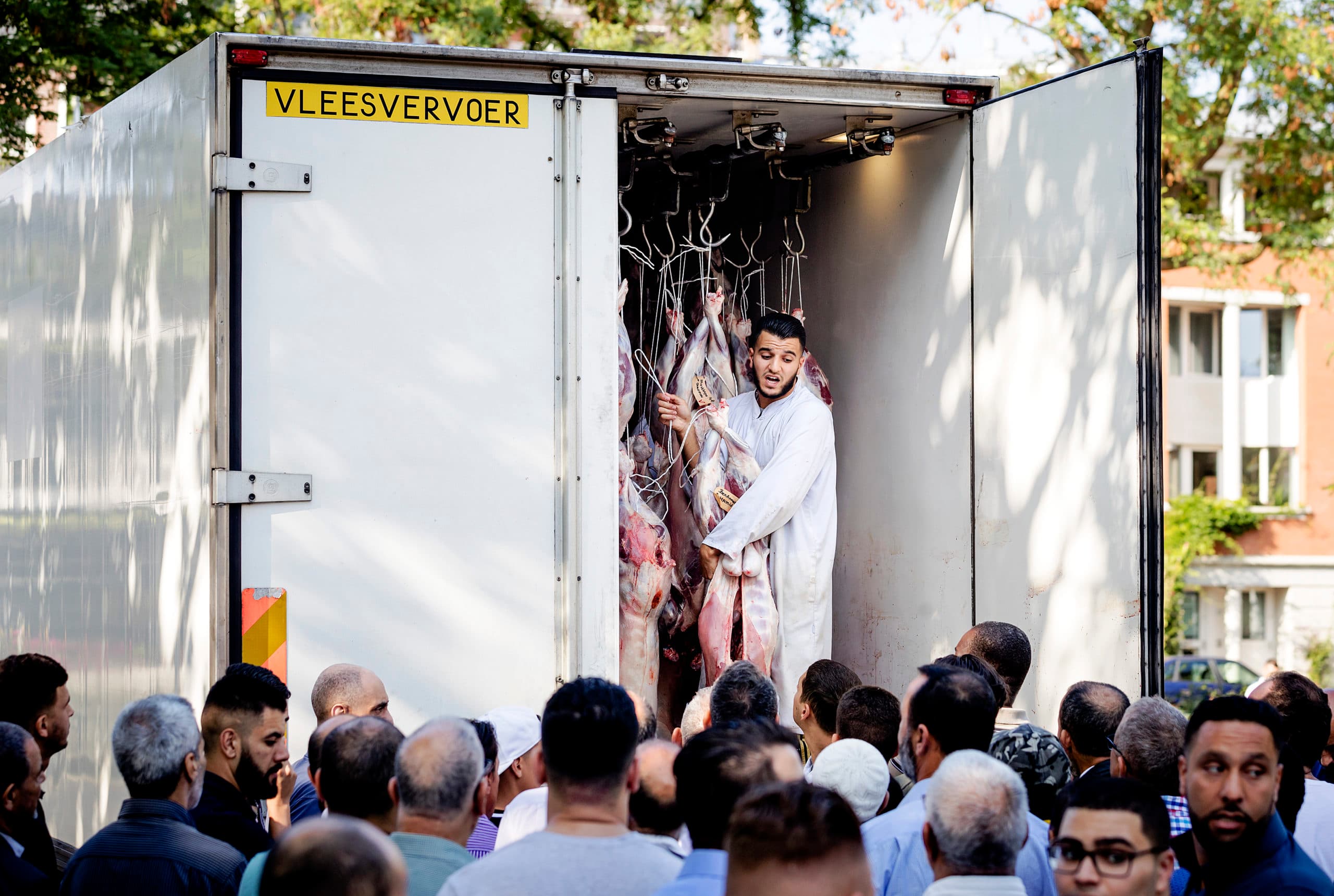 Moslims die het Offerfeest gaan vieren, halen vlees bij een islamitische slager in Den Haag. - Foto: ANP