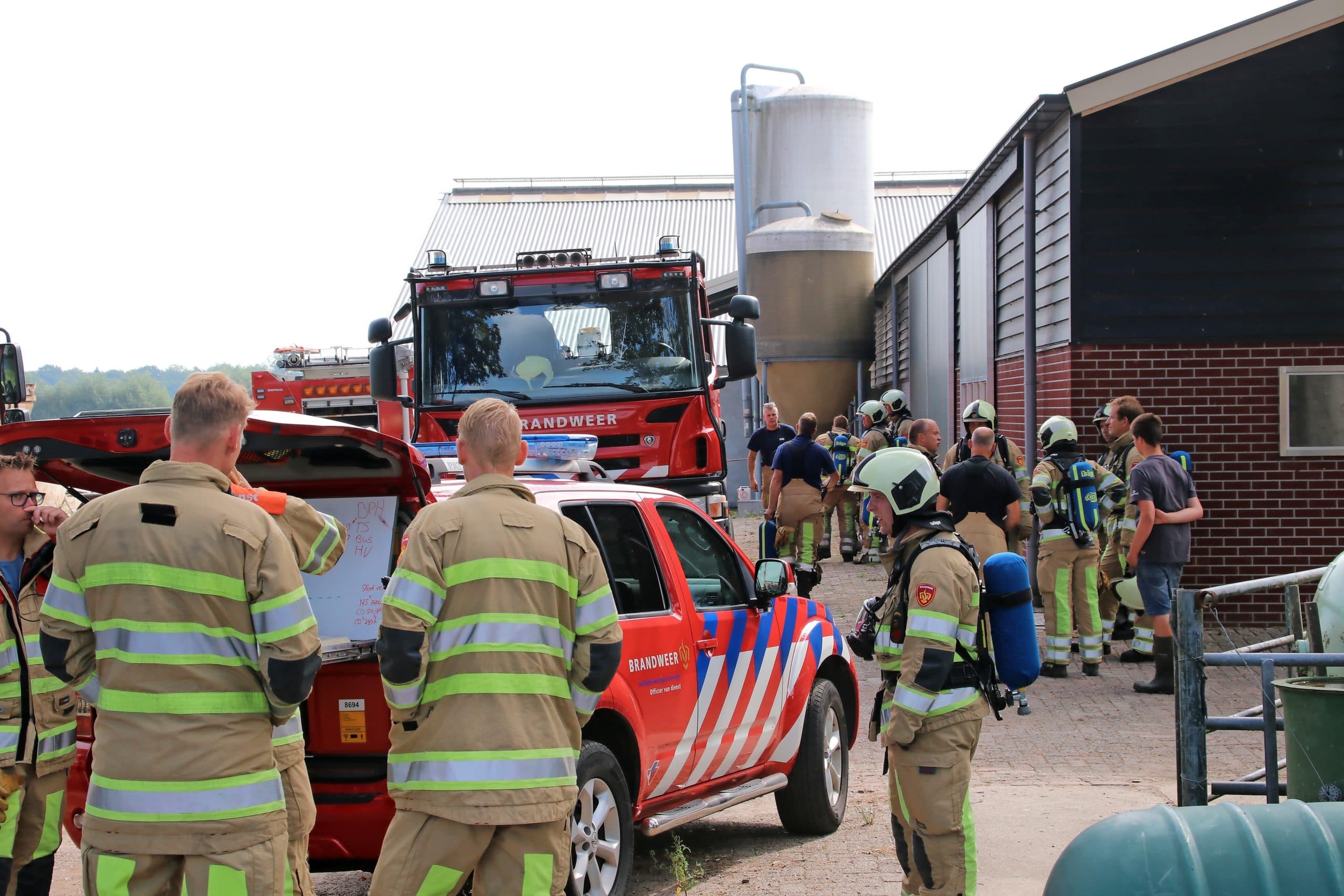 LEUSDEN - Dinsdagmorgen 21 augustus rond 10.00 uur zijn de dieren in een stal van een boerderij aan de Heetvelderweg in Leusden onwel geraakt. Dampen van het geoogst mais was hier de boosdoener van. Deze zijn de stal ingewaaid. De brandweer is met vele eenheden gekomen. Er worden vele metingen gedaan en de stal wordt geventileerd. Aan de hand van de metingen wordt besloten wat er nog meer wordt gedaan. Om weke dieren het gaat is niet bekend.
