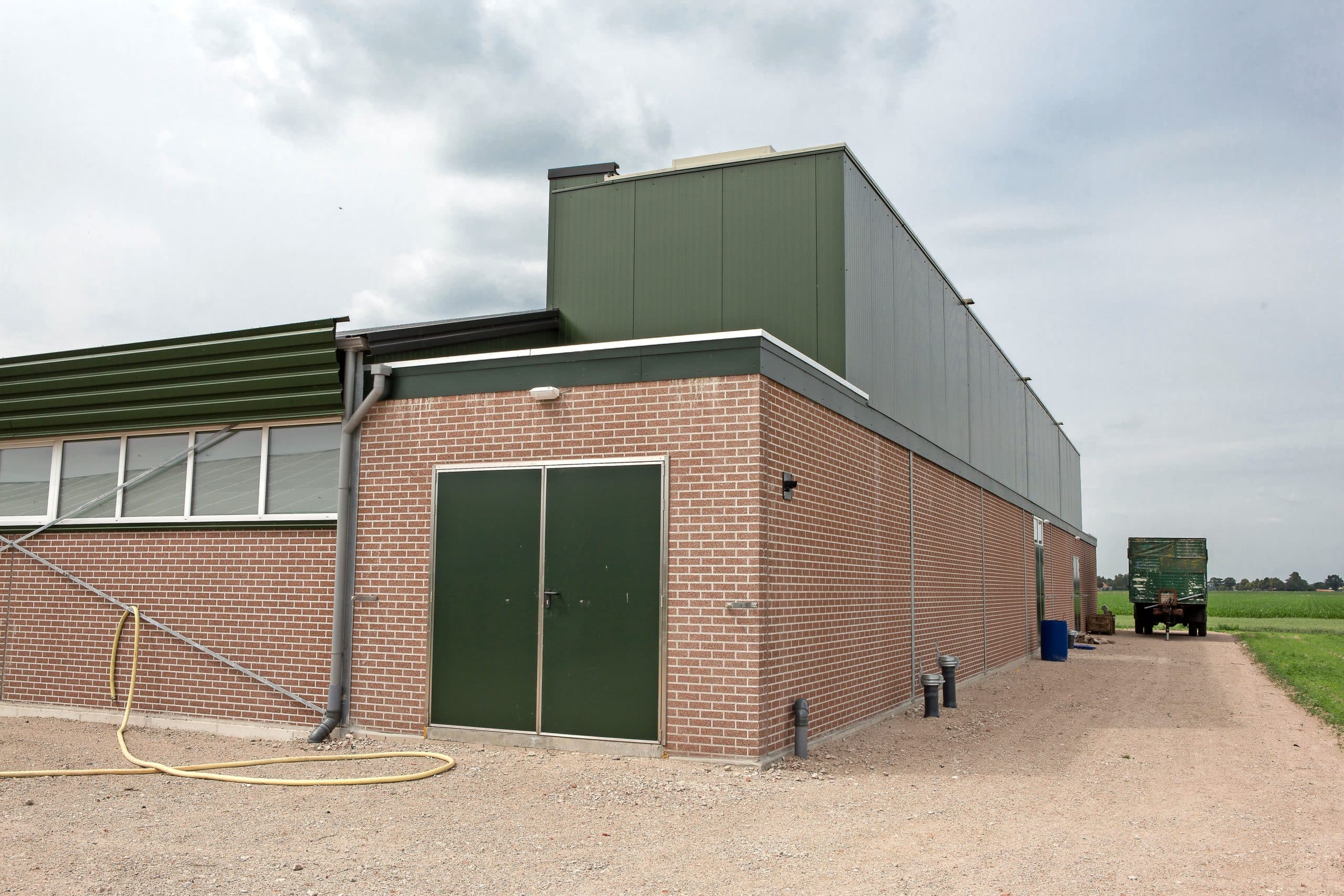 406325 De nieuwe varkensstal van Eric Jansens in Alphen. Foto: luchtwasser