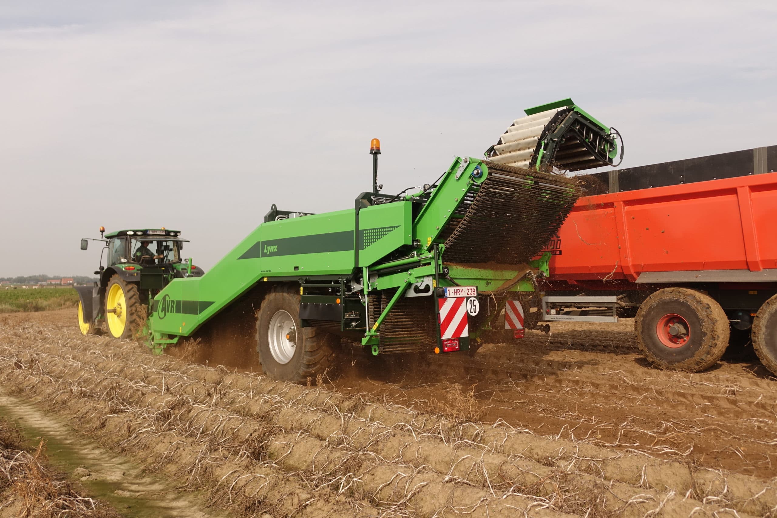 De nieuwe Lynx wagenrooier kan zowel in verstek als achter de trekker rooien. - Foto: AVR