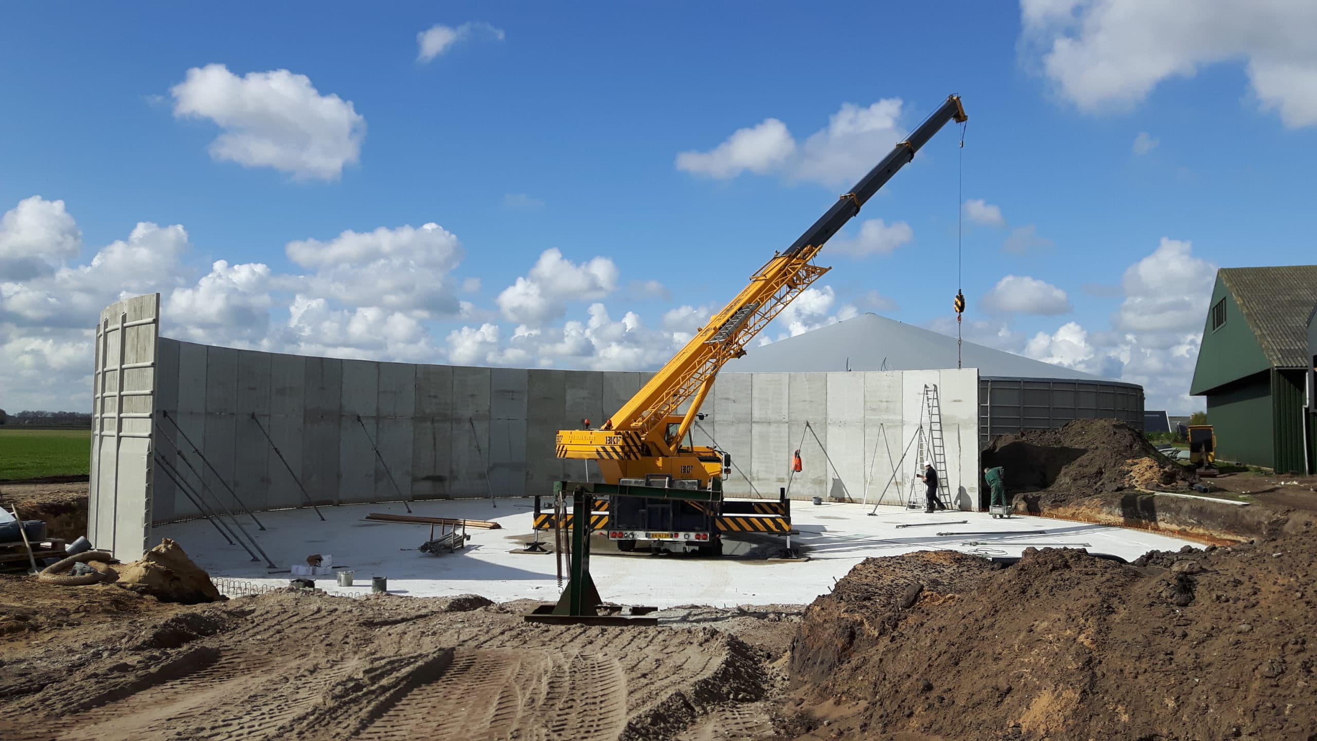 De bouw van een betonnen Farmex-silo in beeld. Terwijl de putten dit voorjaar voller en voller raakten, steeg de behoefte naar extra opslagcapaciteit in de varkenshouderij.