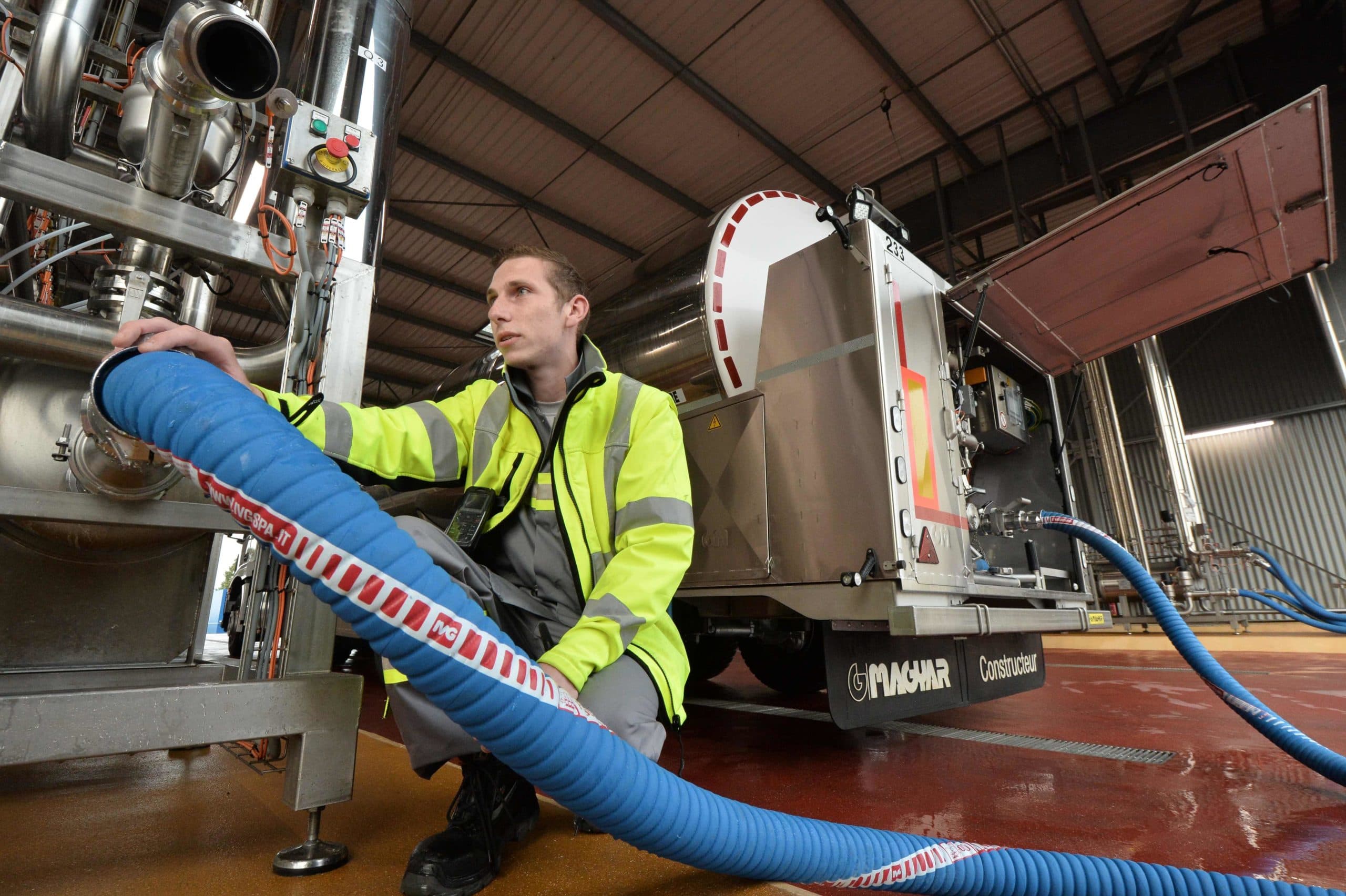 2016-09-28 07:48:17 A worker unloads a milk  in the Synutra infant milk production plant in in Carhaix-Plouguer, northwestern France on September 28, 2016 on the day of its inauguration. / AFP PHOTO / JEAN-FRANCOIS MONIER