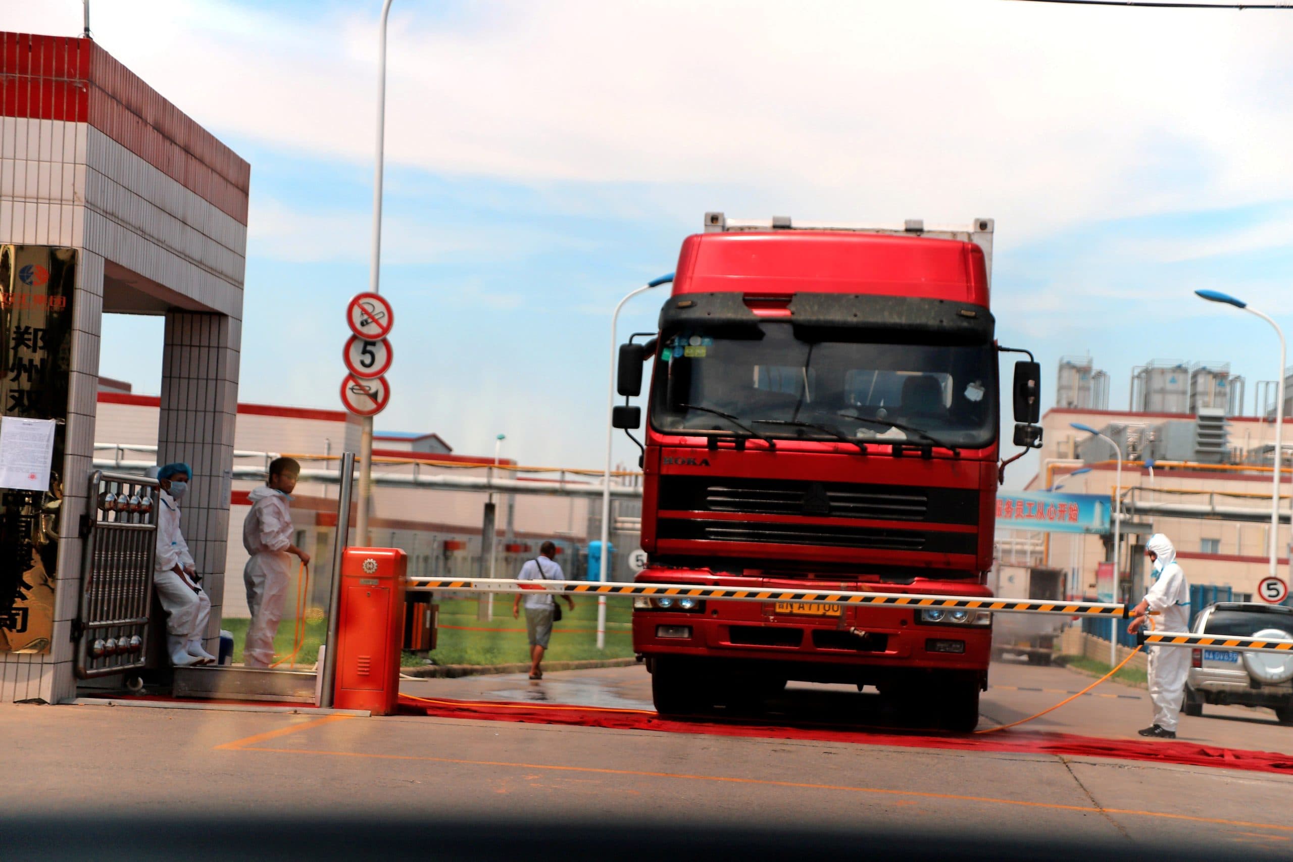 Een vrachtwagen wordt ontsmet bij een vestiging van varkensslachterij Henan Shuanghui, onderdeel van WH Group, na een uitbraak van Afrikaanse varkenspest in Zhengzhou. - Foto: Reuters