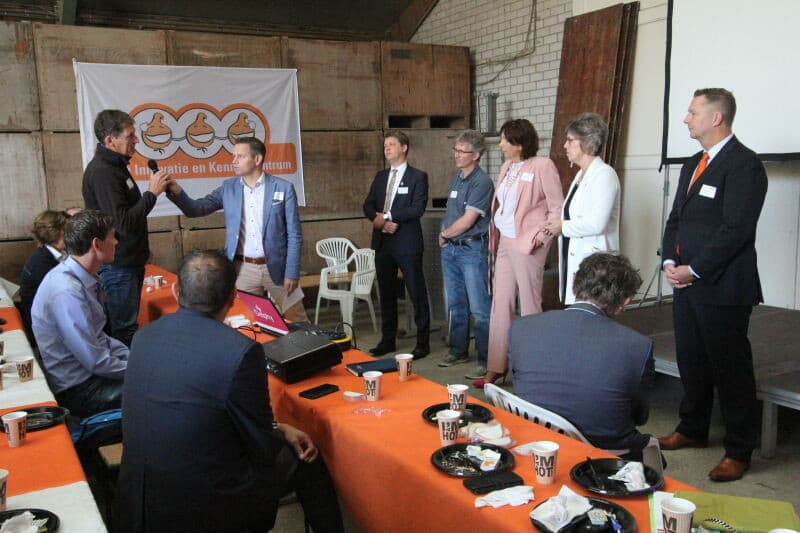 Het gebrek aan water was uiteraard een discussiepunt tijdens het uienontbijt voorafgaand aan de uiendag dat in samenwerking met provincie Zeeland werd georganiseerd door UIKC. Een panel van politici en deskundigen uit de uienwereld discussieerden over de gevolgen en hoe die in de toekomst zijn op te vangen. Bijdragen uit het publiek werden graag aangehoord. - Foto's: Anton Dingemanse