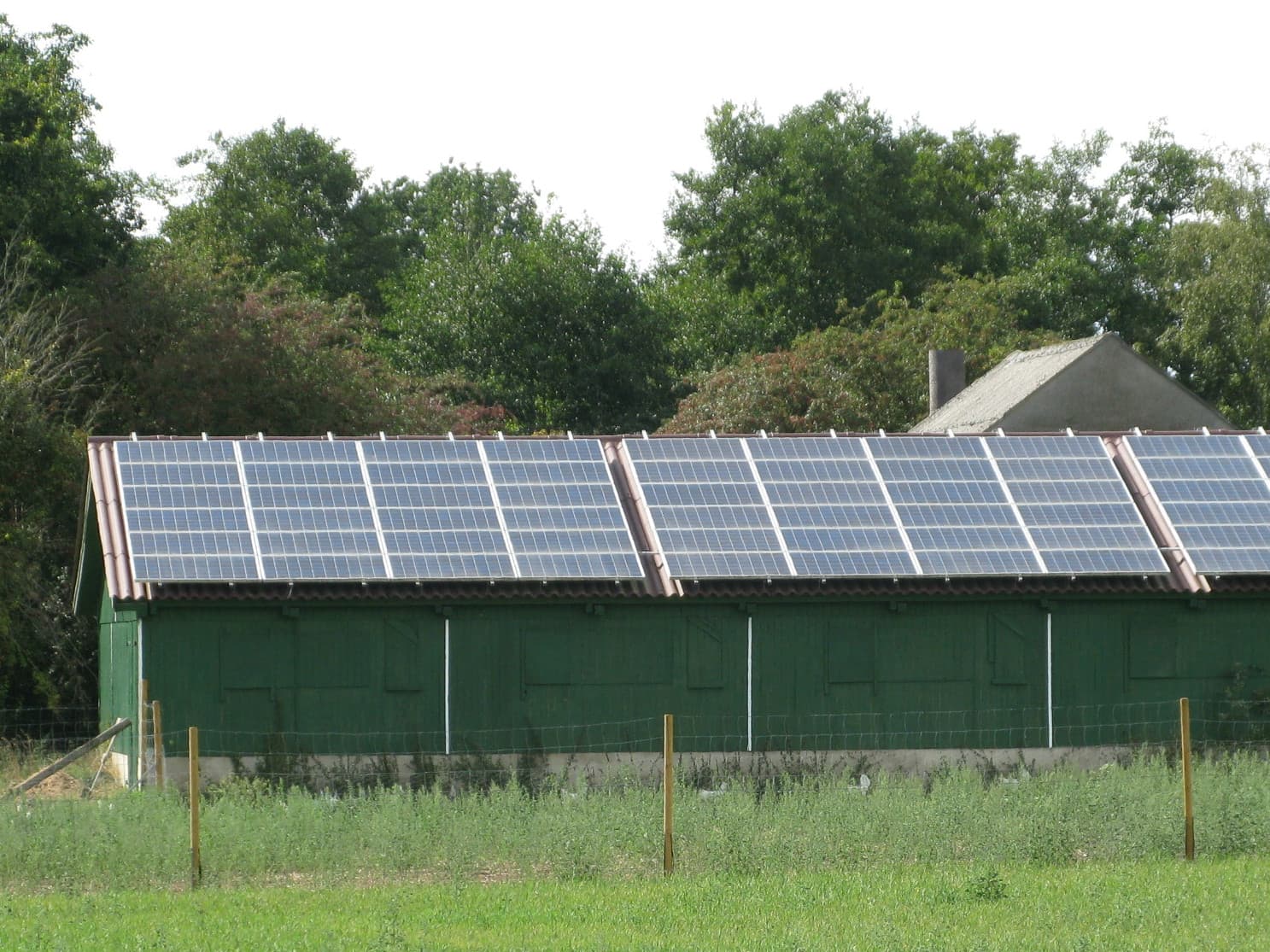 Naast biovergisters spelen windmolens een prominente rol. Maar niemand wil zo'n molen in het landschap en voor de politiek is het schipperen. In de media is veel aandacht voor het 'groene' geluid, maar de kosten blijven buiten beschouwing.