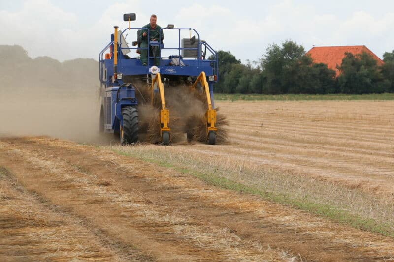 Het vlas wordt met 2 zwaden tegelijk gekeerd. Tijdens het plukken wordt al rekening gehouden met het feit dat er een vrije baan beschikbaar moet zijn.