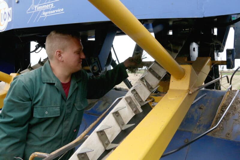 Omdat met betrekkelijk hoge snelheid wordt gereden, is de kans op stropen groter. Het is daarom van belang om  de machine op tijd van vezelresten te ontdoen.