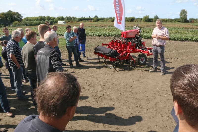 Omdat in grote delen van Zeeland door gebrek aan zoet water niet kan worden beregend is een groot deel van de proeven en demo`s of mislukt of geven een dermate vertekend beeld dat ze niet representatief zijn. Alleen de onkruidbestrijdingsproeven lieten nog de variatie zien die verwacht kan worden bij het toepassen van wel of geen middelen en in welke combinatie.