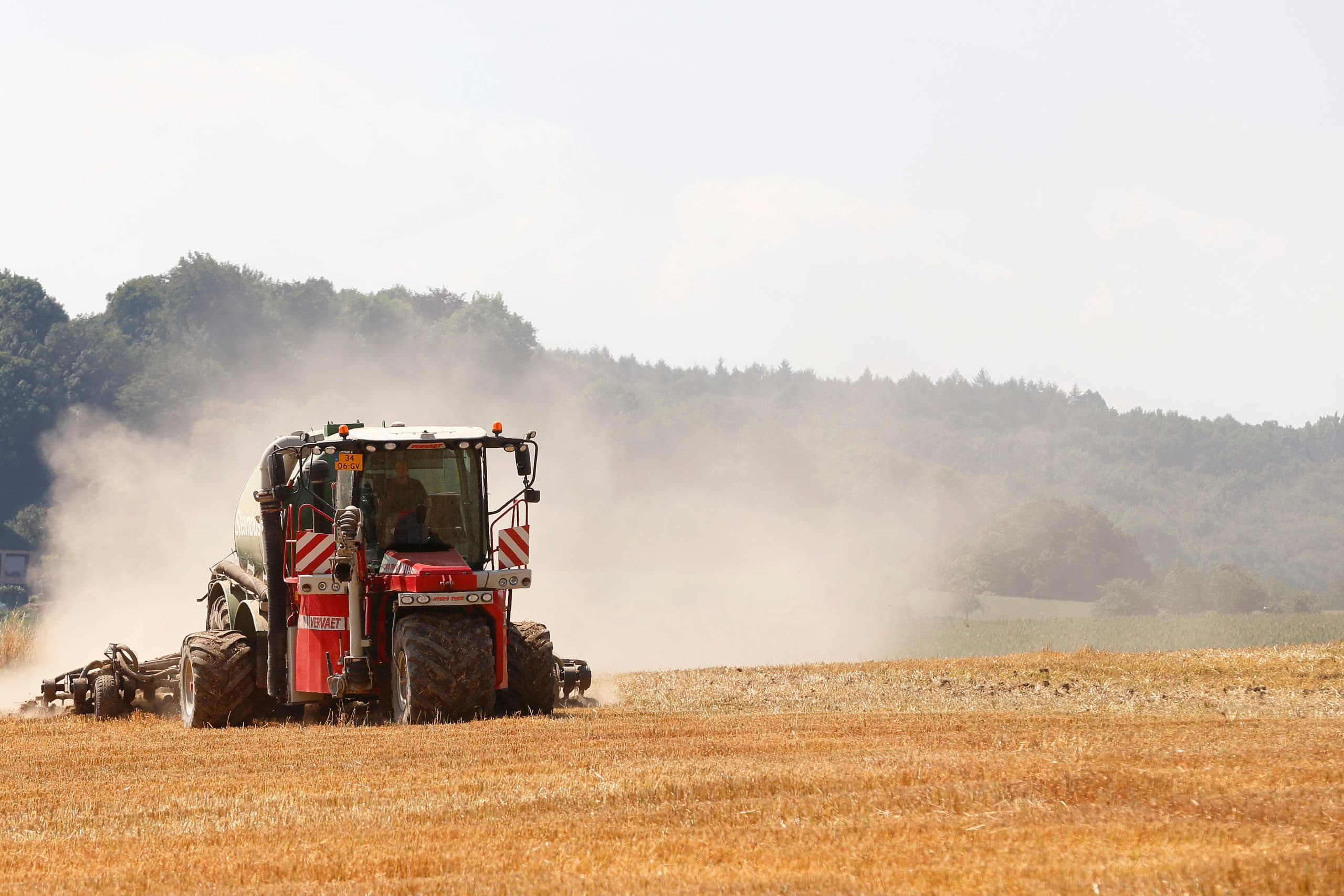 Zuid-Limburg (Epen) gemaakt. Met de droogte valt het hier nog mee. De dunne kleilaag dekt de zandlaag eronder af. Op de foto s (verstuurd via We Transfer) zijn ze akkers aan het bemesten waar gerst heeft gestaan. Er staat momenteel nog veel gerst overal. De chauffeur vd mestinjector heet Patrick Blom vd firma Steinbusch uit Voerendaal, tel. 0622714603. fotografie Hans Prinsen