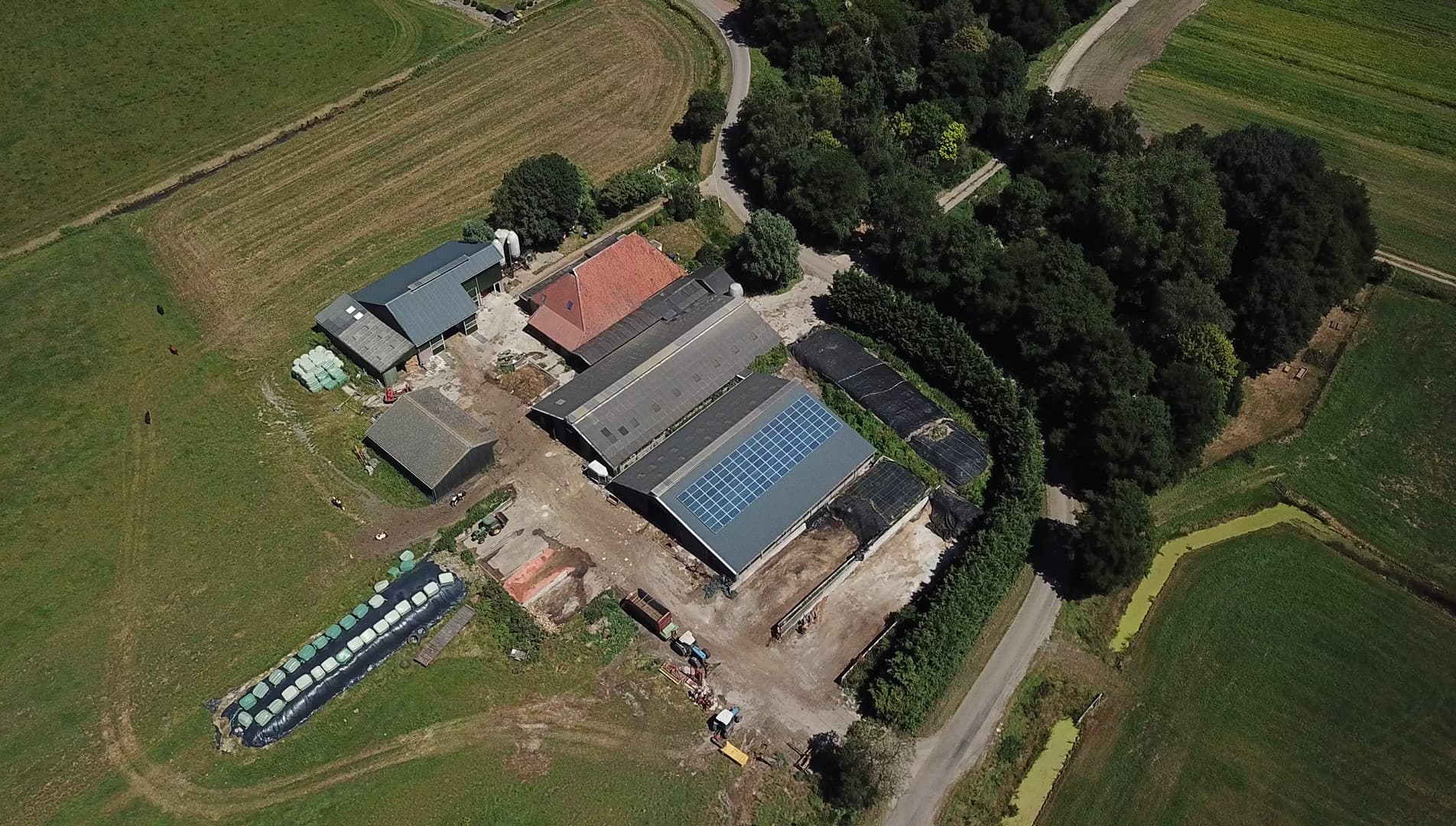 Het bedrijf ligt in Zuidwest-Friesland. Op een steenworp afstand van het dorp Bantega. Voor alle basisvoorzieningen is Lemmer de dichtstbijzijnde plaats (8 kilometer). Voor meer informatie: Interfarms/Heero Boer Makelaardij, Dalfsen (Overijssel).