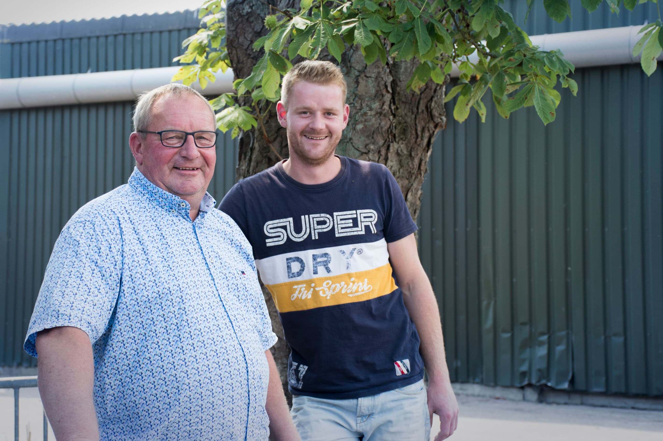 Vader Roel en zoon Erwin van de Lagemaat hebben een vermeerderingsbedrijf met 130 zeugen. - Foto: Joke Kranenberg