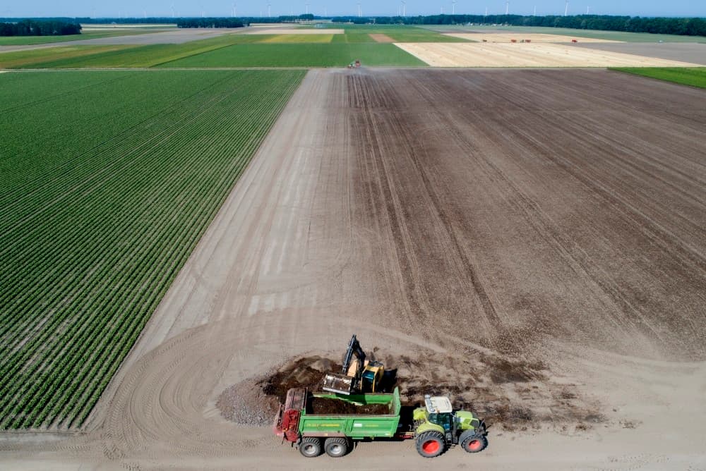Met een strooibreedte van 9 meter en met behulp van gps kunnen tussenliggende banen simpel meegenomen worden, zodat alles elkaar overlapt voor een goede verdeling.