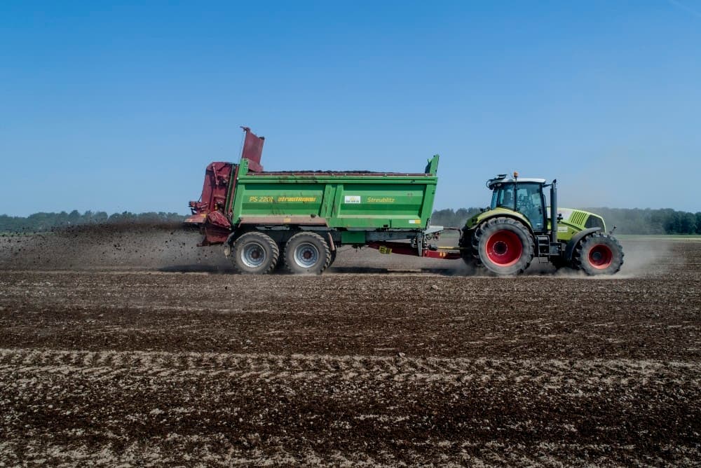Bij Nagele bemest landbouwbedrijf Gebroeders De Zeeuw een tarwestoppel met 22 ton per hectare vaste geitenmest. De mest is geruild voor het stro dat van het perceel kwam. De Zeeuw strooit met een eigen MS 140 universeel breedstrooier.