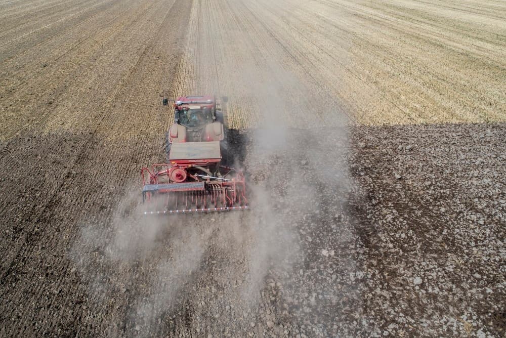 Overdag was het probleem slangbreuk bij de koppelingen door de hoge temperatuur. Nu is het mooi koel om te werken. Dat geldt ook voor de chauffeurs die de mest aanvoeren.