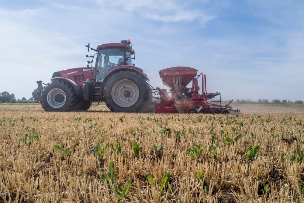 Maatschap Koekoek in Bant bemest de stoppel met ruim 45 kubieke meter rundveedrijfmest per hectare. Vanwege de extreem hoge temperaturen werkte loonbedrijf Aarnink & Ooms alleen van de late avond tot rond een uur of 10 de volgende ochtend met de sleepslang.