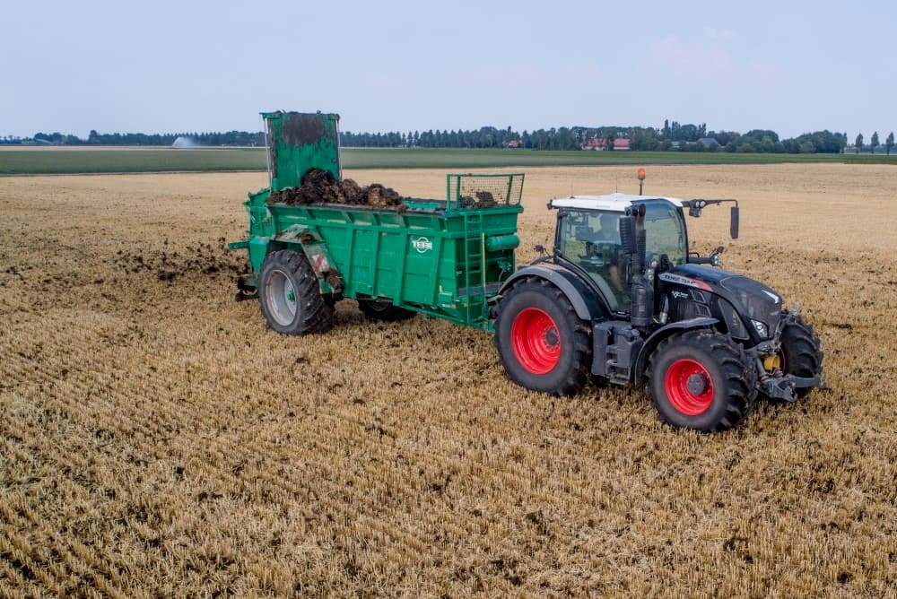 Deze mestsoort laat zich mooi strooien. De bedoeling was om er bladrammenas in te zaaien maar dit is uitgesteld vanwege de droogte. En een veel gehoorde uitspraak is:  We wachten op regen.