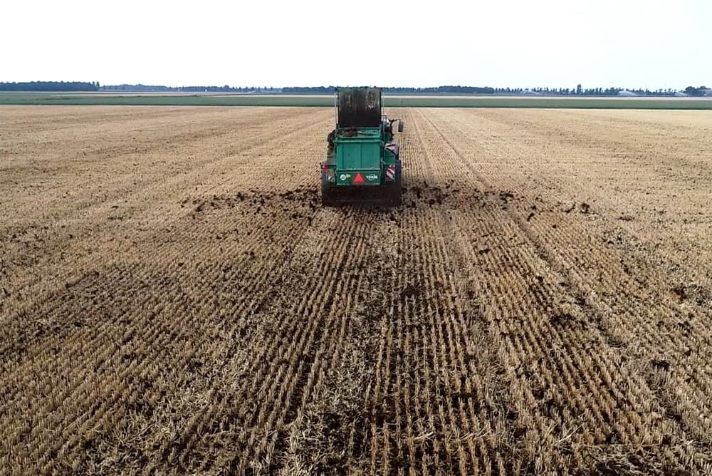 Combinatie Bouma   Holtslag V.O.F. uit Rutten liet vorige week op 4,75 hectare tulpenland 25 ton championmest per hectare uitrijden door loonbedrijf Van Dun. - Foto's: Sytze Bakker
