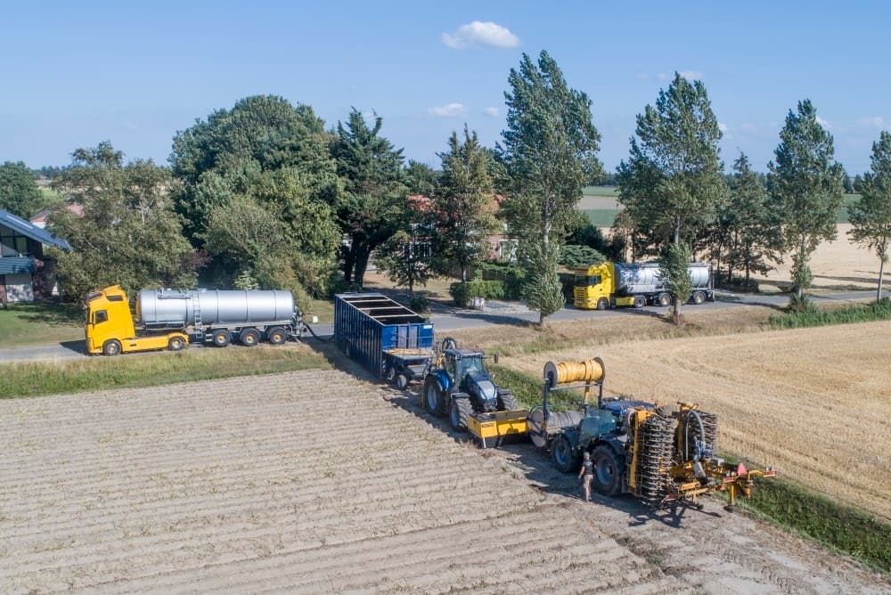 Er bestond twijfel om de groenbemester te zaaien, maar er is besloten om toch maar te beginnen. Gezien het stof is het erg droog. De bewerking bestaat uit ganzevoeten, schijveneg en zaaischijven.