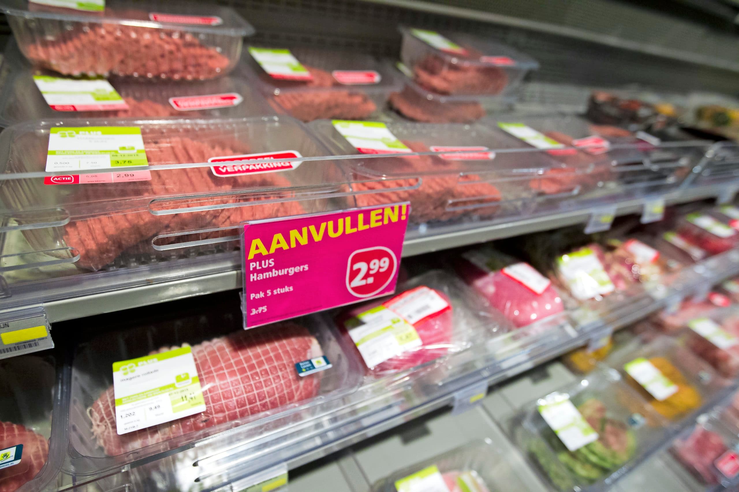 Supers liggen vol met goedkoop eten. Met een betere prijs kan een boer duurzamer produceren, zegt Van Opzeeland. - Foto: ANP