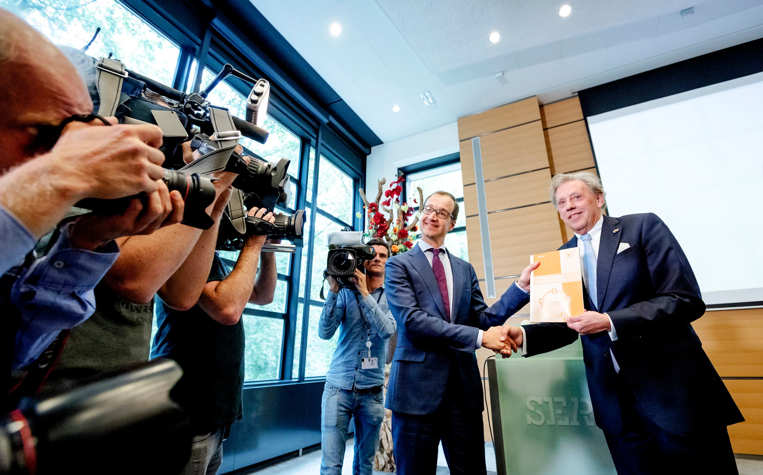 Voorzitter Klimaatakkoord Ed Nijpels overhandigt aan minister Wiebes het eindrapport. Volgens dagblad Trouw worden pijnlijke maatregelen voor de landbouw vermeden. - Foto: ANP