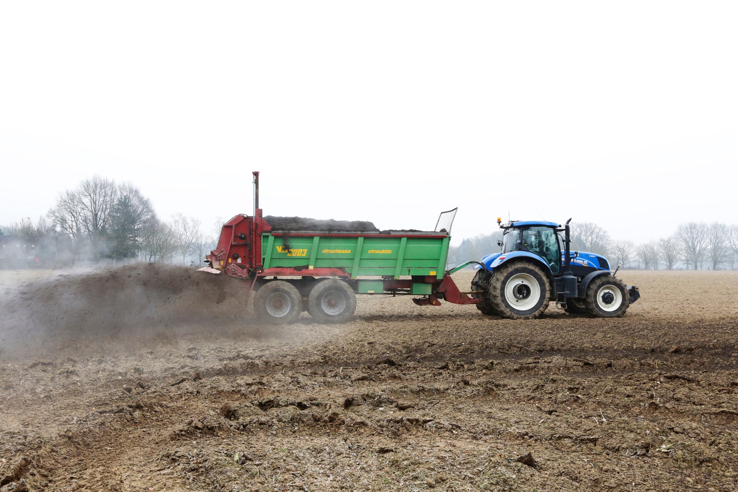 Uitrijden van compost. Aanvoer van extra organische stof helpt om klimaatdoelen te halen. - Foto: Henk Riswick