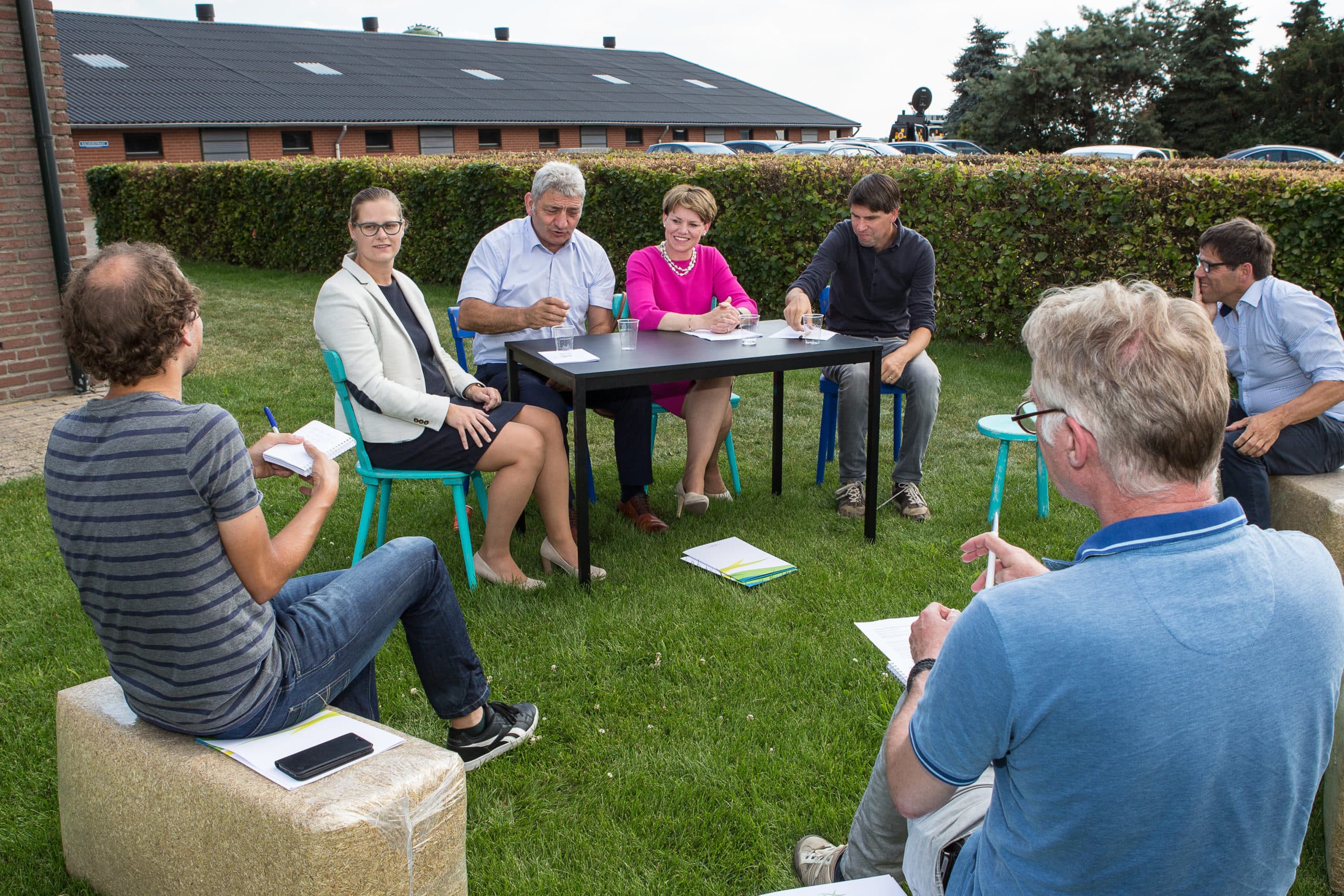 ZLTO-voorzitter Hans Huijbers licht de reden van de rechtszaak tegen Brabant toe. Links naast hem advocate Marieke Toonders. - Foto: Peter Roek