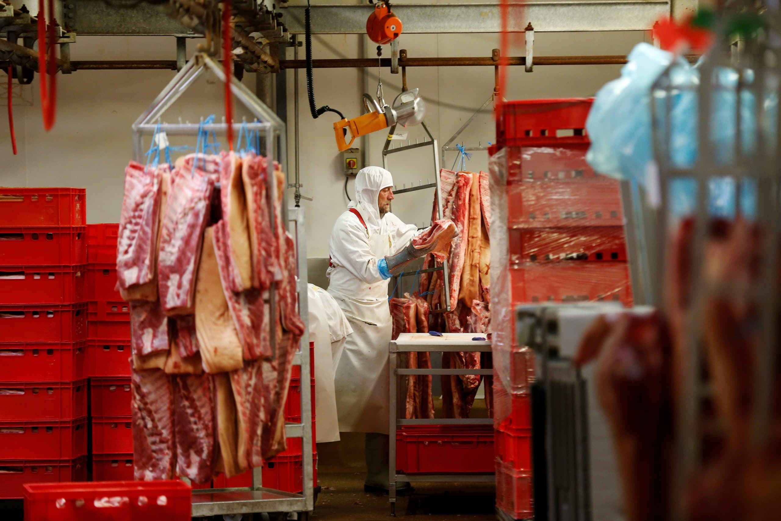 Slachterij in Frankrijk. Veel bedrijven in de vlees- en zuivelindustrie rapporteren nauwelijks over hun CO2-uitstoot. - Foto: ANP