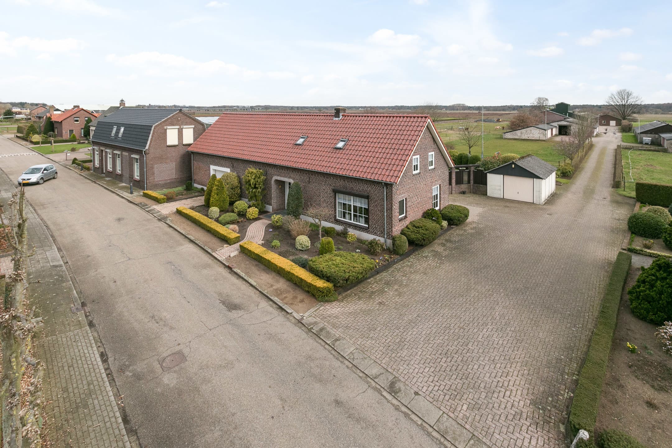 De totale oppervlakte is circa 1,6 hectare waarvan ongeveer de helft ingetekend als bouwblok. Op het erf staan 4 kalverstallen voor het houden van blanke kalveren of jongrosé.
