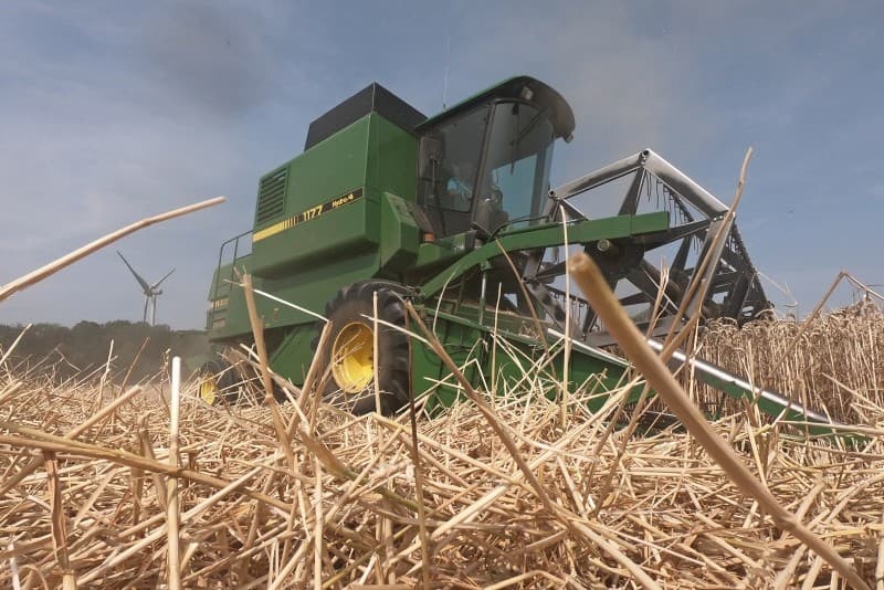 Walter Remijn uit Lelystad is 12,5 ha Benchmark wintertarwe aan het dorsen met zijn John Deere Hydro/4 1177. Zonder GPS rechte baantjes trekken geeft mooi beeld.