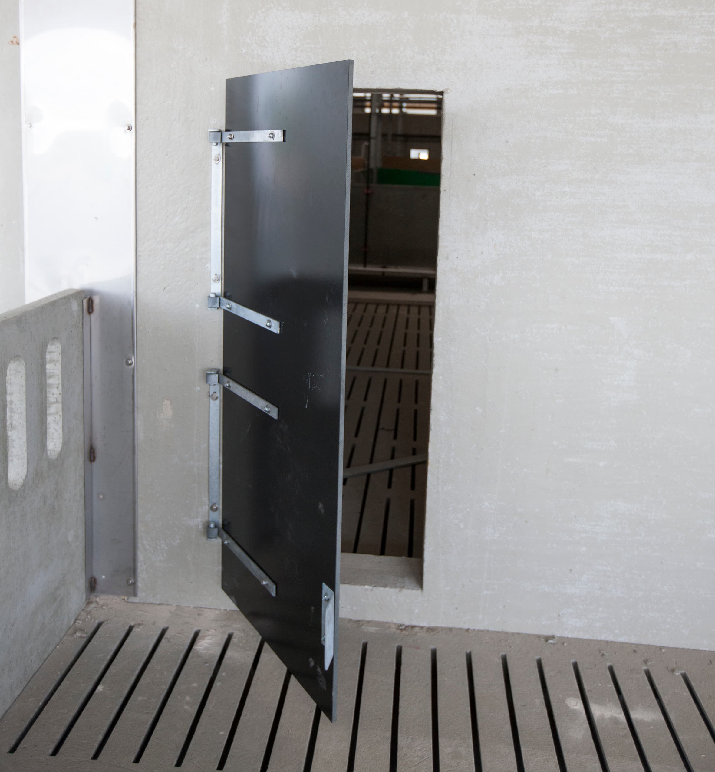 De Stromatic-stroverdeler is eveneens van Oostenrijkse makelij. Ten Have-Mellema verwacht zeker 400 kilo stro per dag nodig te hebben. Het is de bedoeling om minimaal een keer per dag stro te strooien. De praktijk moet uitwijzen hoe vaak het nodig is om bij te strooien. Er gaan 8 grote balen stro in deze voorraadbunker. Via een arbeidsvriendelijke walking floor wordt het stro aangevoerd. In de stroverdeler zit ook een sprinklerinstallatie voor branddetectie.